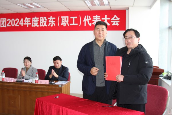 1、王董事長(zhǎng)與第二分公司經(jīng)理范立東簽訂2025年目標(biāo)責(zé)任書