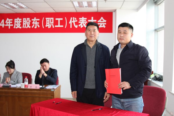 2、王董事長(zhǎng)與第四分公司經(jīng)理吳宏偉簽訂2025年目標(biāo)責(zé)任書