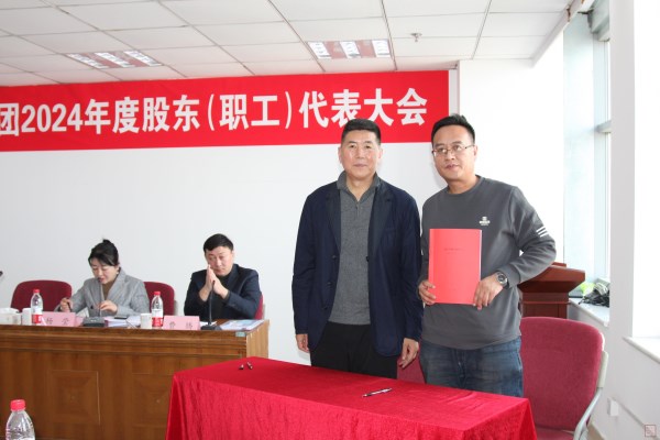 3、王董事長(zhǎng)與第七分公司經(jīng)理安長(zhǎng)福簽訂2025年目標(biāo)責(zé)任書