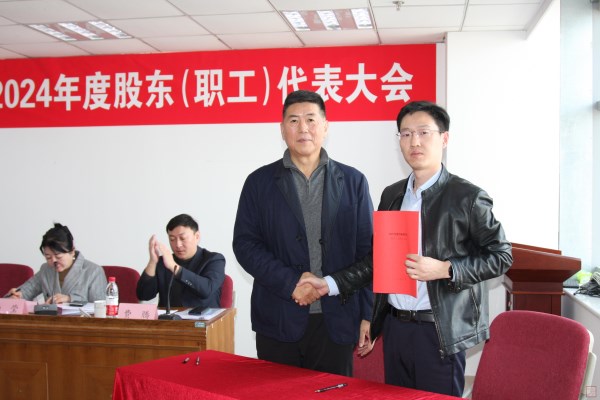 6、王董事長(zhǎng)與第十一分公司經(jīng)理圣偉簽訂2025年目標(biāo)責(zé)任書