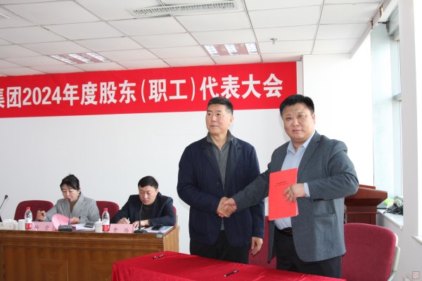 7、王董事長(zhǎng)與融樂智專業(yè)化公司副總經(jīng)理歐陽(yáng)廣城簽訂2025年目標(biāo)責(zé)任書