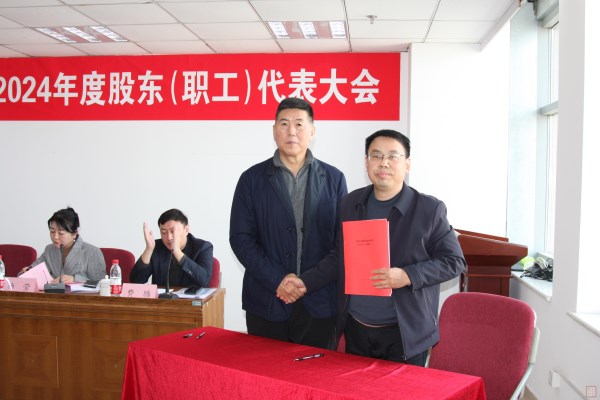 9、王董事長(zhǎng)與融基檢測(cè)公司經(jīng)理余建文簽訂2025年目標(biāo)責(zé)任書