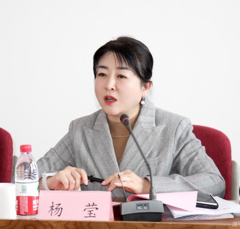 黨委書記、副董事長(zhǎng)楊瑩主持會(huì)議（采用照片）
